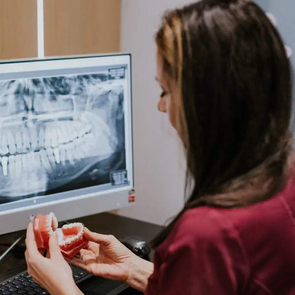 Konsultacja ortodontyczna to pierwszy krok do rozpoczęcia leczenia ortodontycznego. Na wizycie  wykonywane jest badanie radiologiczne, które pozwala ocenić całą jamę ustną – pantomogram.